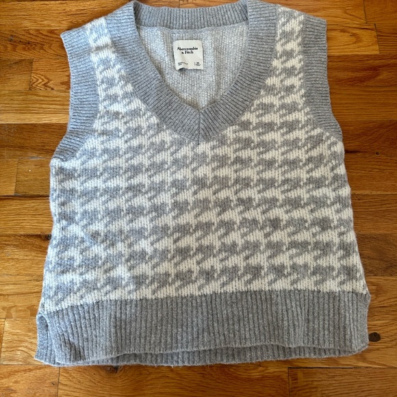 Abercrombie Grey Cropped houndstooth Pattern V-Neck Sweater vest - Picture 5 of 7